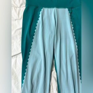 Aerie cropped length leggings scallop design